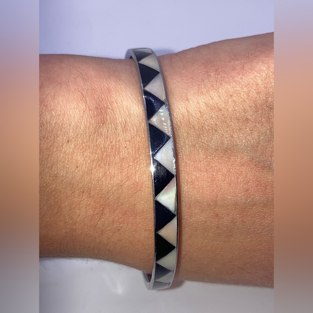 Vtg MOP Mother Of Pearl & Onyx Triangle Inlay Silver Tone Bangle 8” C / 2.5” D - Picture 3 of 5
